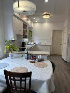 Kuchyň nebo kuchyňský kout v ubytování Downtown Montreal Airport 15Mins