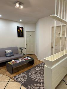 Posezení v ubytování Downtown Montreal Airport 15Mins