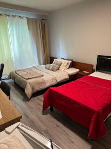 Postel nebo postele na pokoji v ubytování Downtown Montreal Airport 15Mins