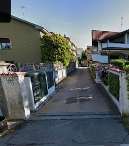 an empty alley way in a city with buildings at Dream & Scream Apartament in Caronno Pertusella