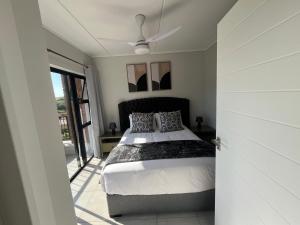 バリートにあるMphiwes Balito Hillsのベッドとバルコニーのある寝室 +13枚の写真