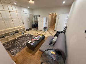 Kuchyň nebo kuchyňský kout v ubytování Montréal Downtown Private Rooms Across Polytechnique