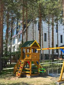 セルビアディヴツィバレにあるDorin Kutak, Green Hills Divčibareの滑り台と遊具のある遊び場