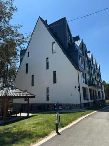 セルビアディヴツィバレにあるDorin Kutak, Green Hills Divčibareの黒い屋根の大きな白い建物