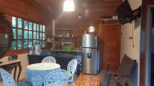 San FranciscoにあるKantu House Oxapampaのキッチン(冷蔵庫、テーブル、椅子付)