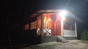 San FranciscoにあるKantu House Oxapampaの夜間の照明付きの小さな木造家屋 +4枚の写真