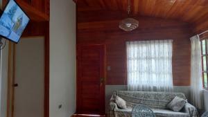 San FranciscoにあるKantu House Oxapampaのソファと窓のあるリビングルーム