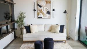 Posezení v ubytování Near Airport Water Glimpse Dining & Attractions