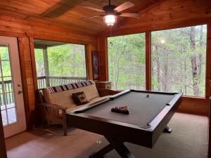Τραπέζι μπιλιάρδου στο Endless Views Cabin