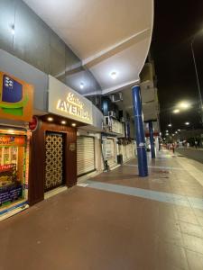un centro commerciale vuoto di notte di Suites Avenida a Machala