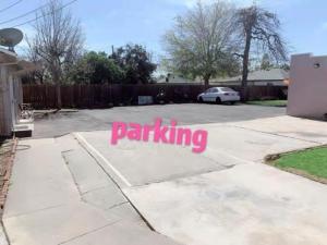 パサデナにあるBACK HOUSE in PASADENAの駐車場と書かれた私道