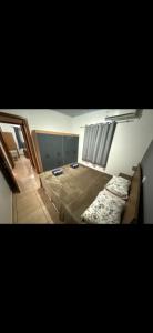 Casa da Fernanda e do Fábio في فوز دو إيغواسو: غرفة نوم بسرير كبير ونافذة