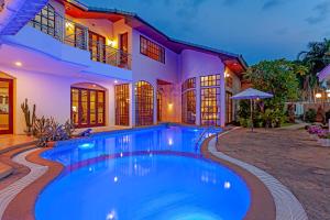 ein Haus mit einem Swimmingpool davor in der Unterkunft Villa Italia in Ban Nong Chaeng + 17 Fotos