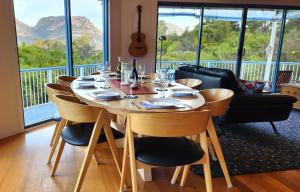 Nespecifikovaný výhled na hory nebo výhled na hory při pohledu z prázdninového domu