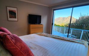 Nespecifikovaný výhled na hory nebo výhled na hory při pohledu z prázdninového domu