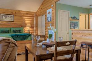 a bedroom with a bed and a table in a room at Stunning views,LoversretreatwFree Tickets 2 Dollywood,Anakeesta,Ziplining,Aquarium,Arts&CraftsDist in Sevierville