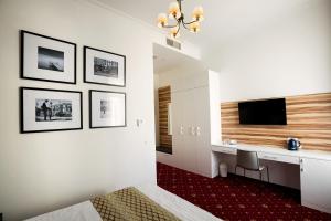 TV a/nebo společenská místnost v ubytování Hotel Saint Germain