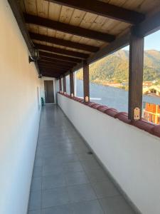 Nespecifikovaný výhled na hory nebo výhled na hory při pohledu z hotelu