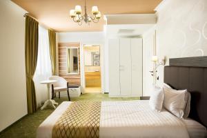 Postel nebo postele na pokoji v ubytování Hotel Saint Germain