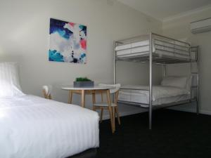 Corryong Hotel Motel emeletes ágyai egy szobában