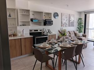 Una cocina y una sala de estar con mesa y sillas. en Un lugar especial en San Salvador, en San Salvador