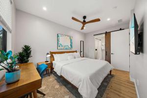 Μια τηλεόραση ή/και κέντρο ψυχαγωγίας στο Del Mar Retreat - Laundry BBQ Firepit AC Patio