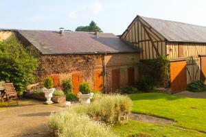 una vecchia casa in mattoni con giardino e tavolo di Domaine de Regnonval a Blicourt
