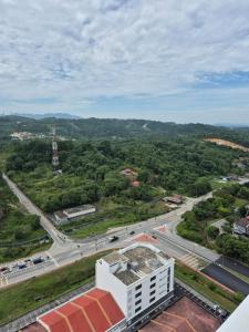 une vue aérienne sur un bâtiment et une route dans l'établissement Acacia Residences KLIA by Wanfik Homesta, à Sepang