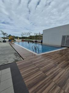 - une grande piscine avec du parquet dans l'établissement Acacia Residences KLIA by Wanfik Homesta, à Sepang