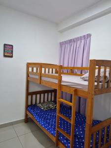 - deux lits superposés dans une chambre dans l'établissement Acacia Residences KLIA by Wanfik Homesta, à Sepang