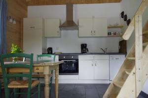 Η κουζίνα ή μικρή κουζίνα στο Hüttenflair-Mosel Ferienwohnung +26 φωτογραφίες