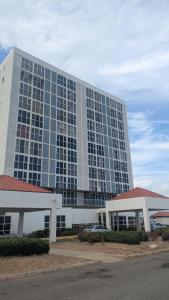 El edificio en el que está el departamento 5 fotos más