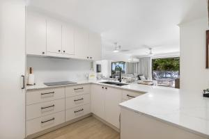 Kuhinja oz. manjša kuhinja v nastanitvi Spinnaker Apt 6- Mooloolaba Beach