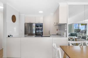Kuhinja oz. manjša kuhinja v nastanitvi Spinnaker Apt 6- Mooloolaba Beach