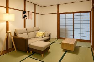 名古屋市にあるCastle Land NAGOYA Family Friendly 5min from Stationの椅子とコーヒーテーブルのあるリビングルーム