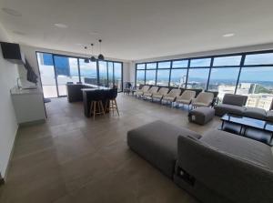 a living room with couches and chairs and windows at Un lugar especial en San Salvador in San Salvador