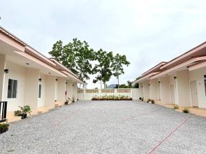 an empty courtyard of a building at Cozy House Chanthaburi in Chanthaburi