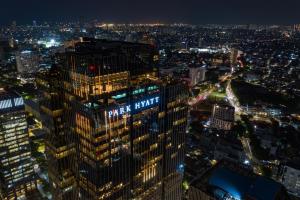 Blick auf das Park Hyatt Gebäude bei Nacht in der Unterkunft Park Hyatt Jakarta in Jakarta