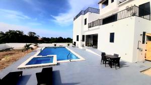a swimming pool in the backyard of a house at Blanco Oasis in Banks