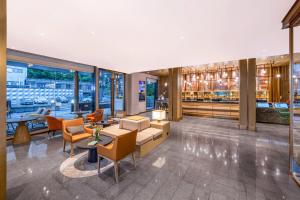 a lobby of a building with furniture and a bar at 武汉汉口金融中心万象城漫心酒店 in Wuhan
