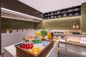 a restaurant with a counter with drinks on it at 武汉汉口金融中心万象城漫心酒店 in Wuhan