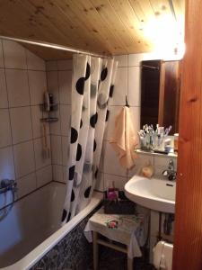 ein Badezimmer mit einer Badewanne und einem Waschbecken in der Unterkunft Schalale in Kanzelhöhe