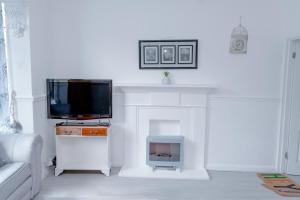 TV a/nebo společenská místnost v ubytování Spacious house near Westleigh Township, 4 Bed Room, Wifi, Private Parking