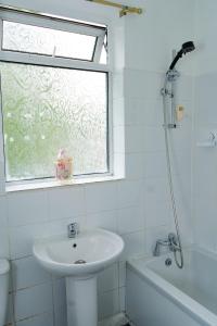 Koupelna v ubytování Spacious house near Westleigh Township, 4 Bed Room, Wifi, Private Parking