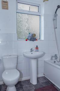 Koupelna v ubytování Spacious house near Westleigh Township, 4 Bed Room, Wifi, Private Parking + 21 fotografií