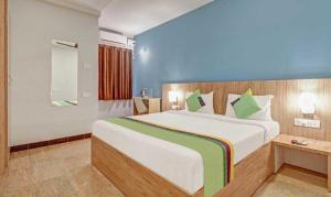 ティルパティにあるS S Homestay Luxury 2BHK and 1BHK AC Apartments Near Tirupati Railway Station and Balaji Bus Standの部屋の中に大きなベッドがある寝室
