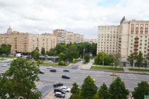 モスクワにあるCosy-4 Apartments na Kievskayaの建物や車が並ぶ街並み