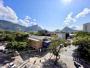 a view of a city with mountains in the background at Studio Leblon - Vista Cristo, piscina e academia. in Rio de Janeiro