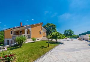 una casa con jardín y un camino en Villa Ritoša, a beautiful pool villa surrounded by greenery, en Trviž