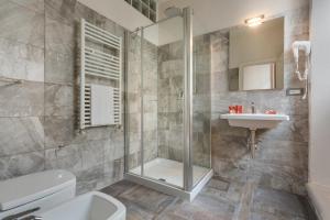 A bathroom at Residenza D'Epoca Historia Luxury Boutique